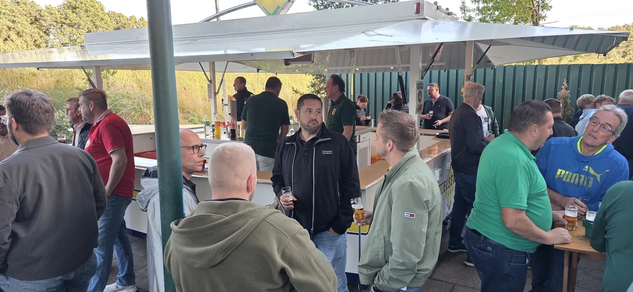 Gäste am Bierwagen vor der Sportoase Brägel