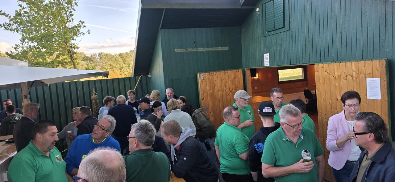 Volles Haus vor der Halle am frühen Abend