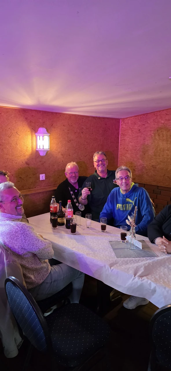 Prosit am Tisch im Saal