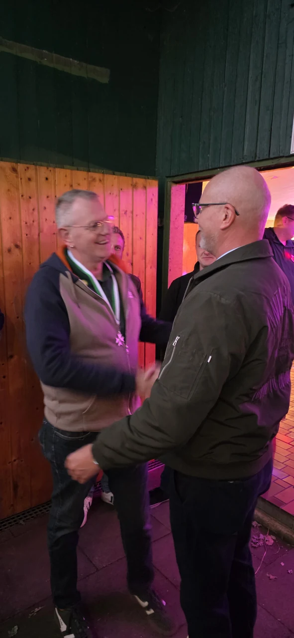 Glückwunsch und Handschlag nach der Ehrung