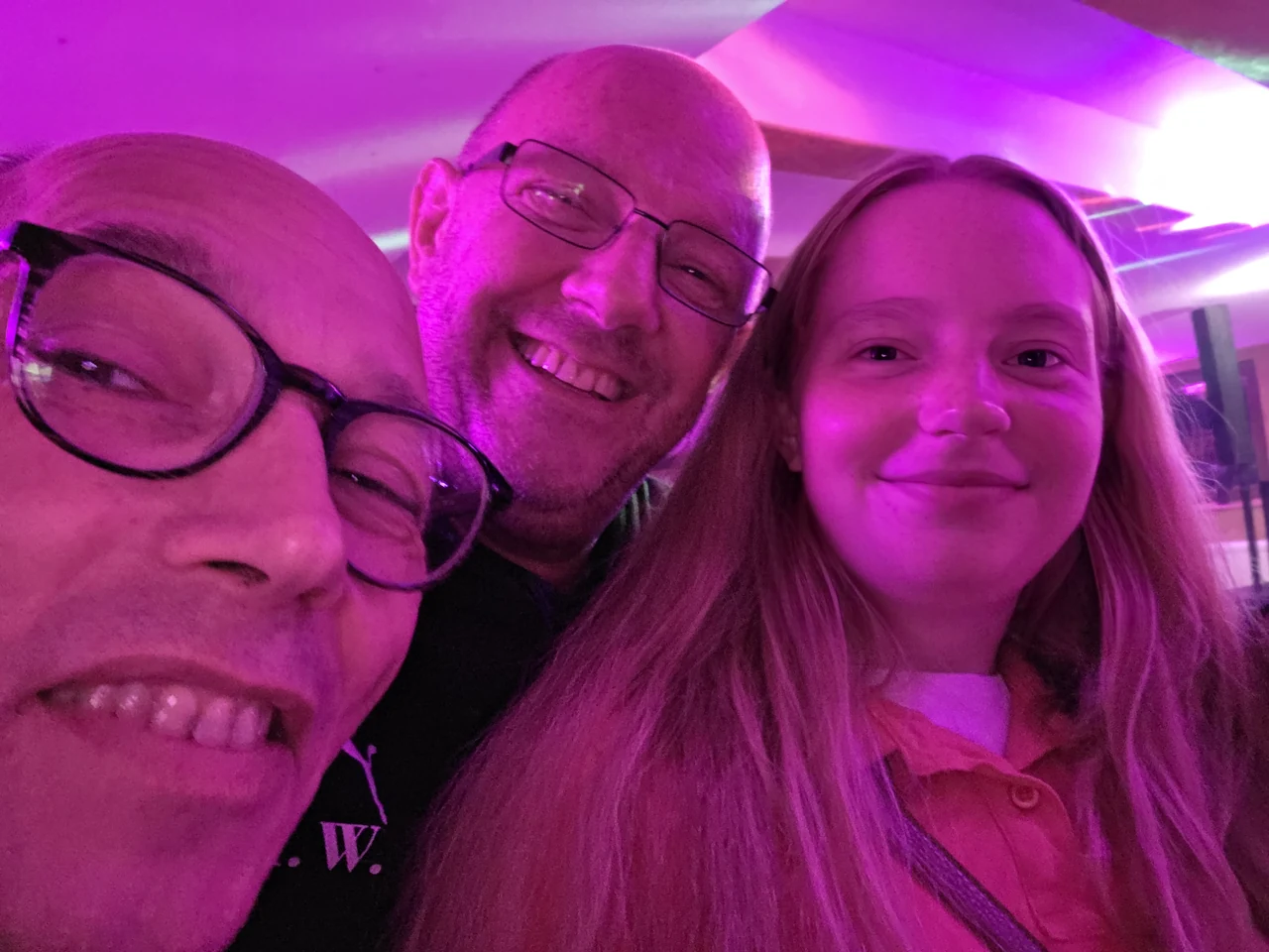 Selfie zu dritt im bunten Licht des Saals