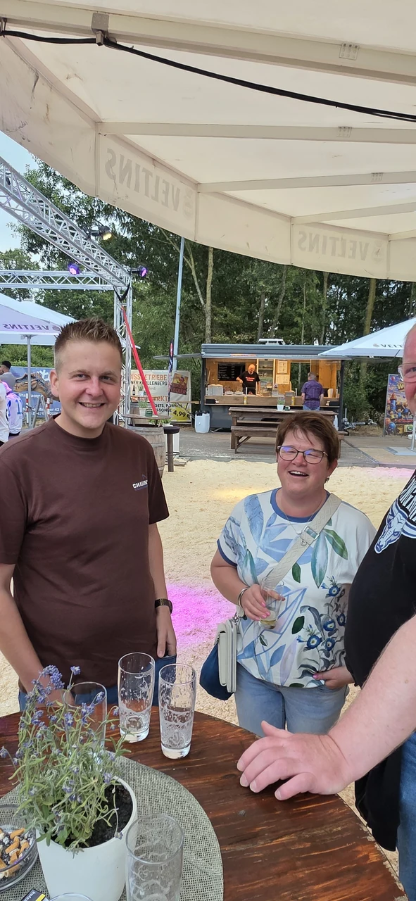 Gute Laune am Stehtisch im Schankgarten