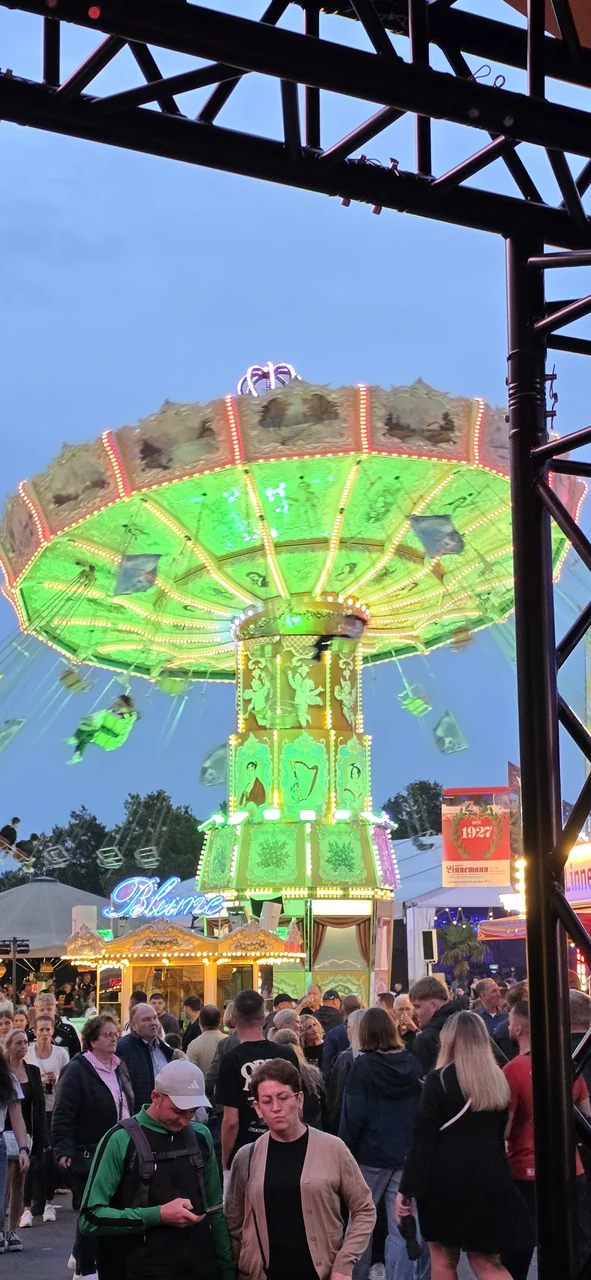Kettenkarussell am Abendhimmel über dem Stoppelmarkt
