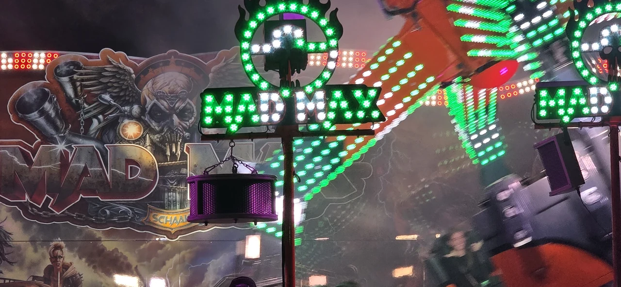 Lichter des Fahrgeschäfts Mad Max bei Nacht
