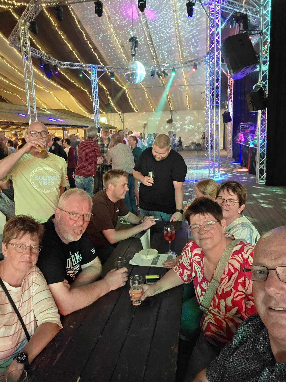 Selfie der Gruppe im Partyzelt