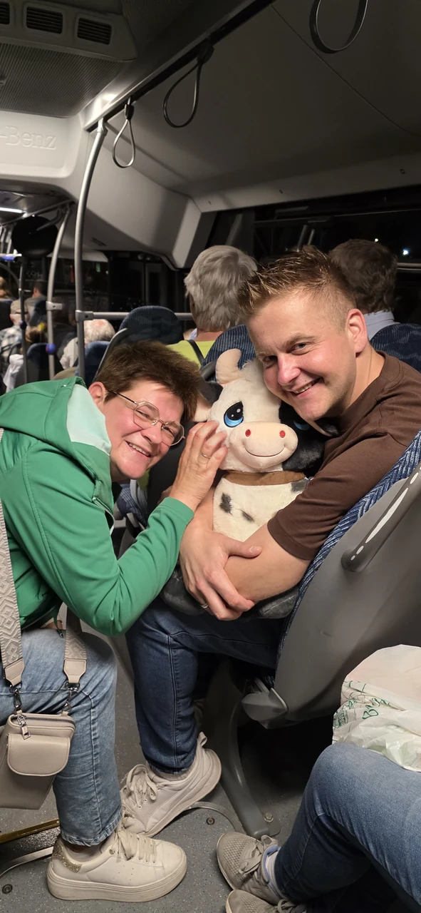 Rückfahrt im Bus mit der Plüschkuh
